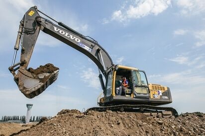 Volvo-Maschinen beim Ausbau des Flughafens Kutaisi