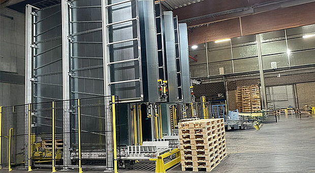 Leerpalettenmagazin mit Portaltechnik und CoBot