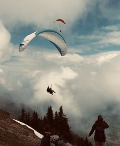 Gleitschirm-Tandemflug über den Schweizer Bergen