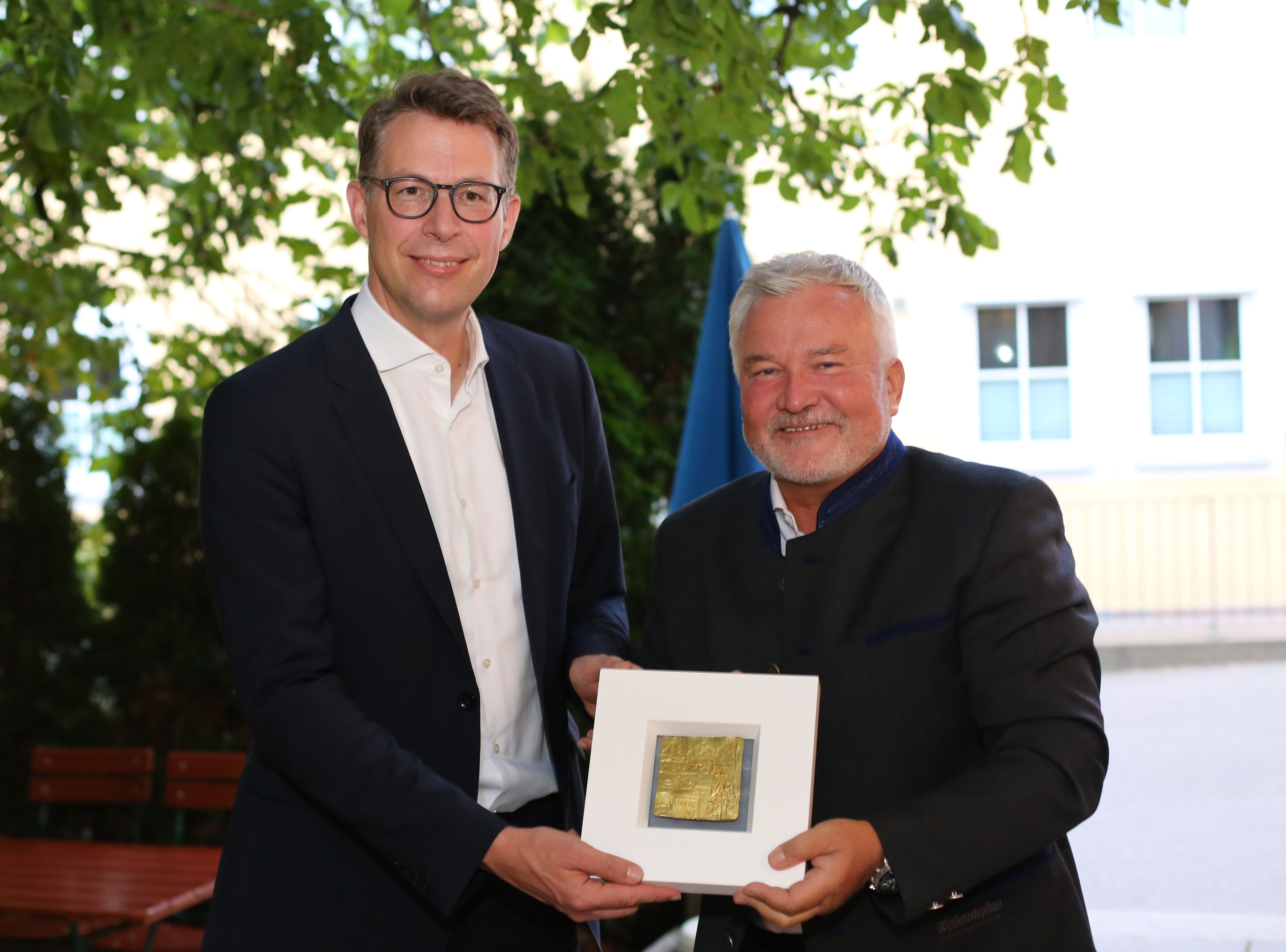 Direktor Prof. Dr. Josef Schrädler bei der Überreichung der Auszeichnung