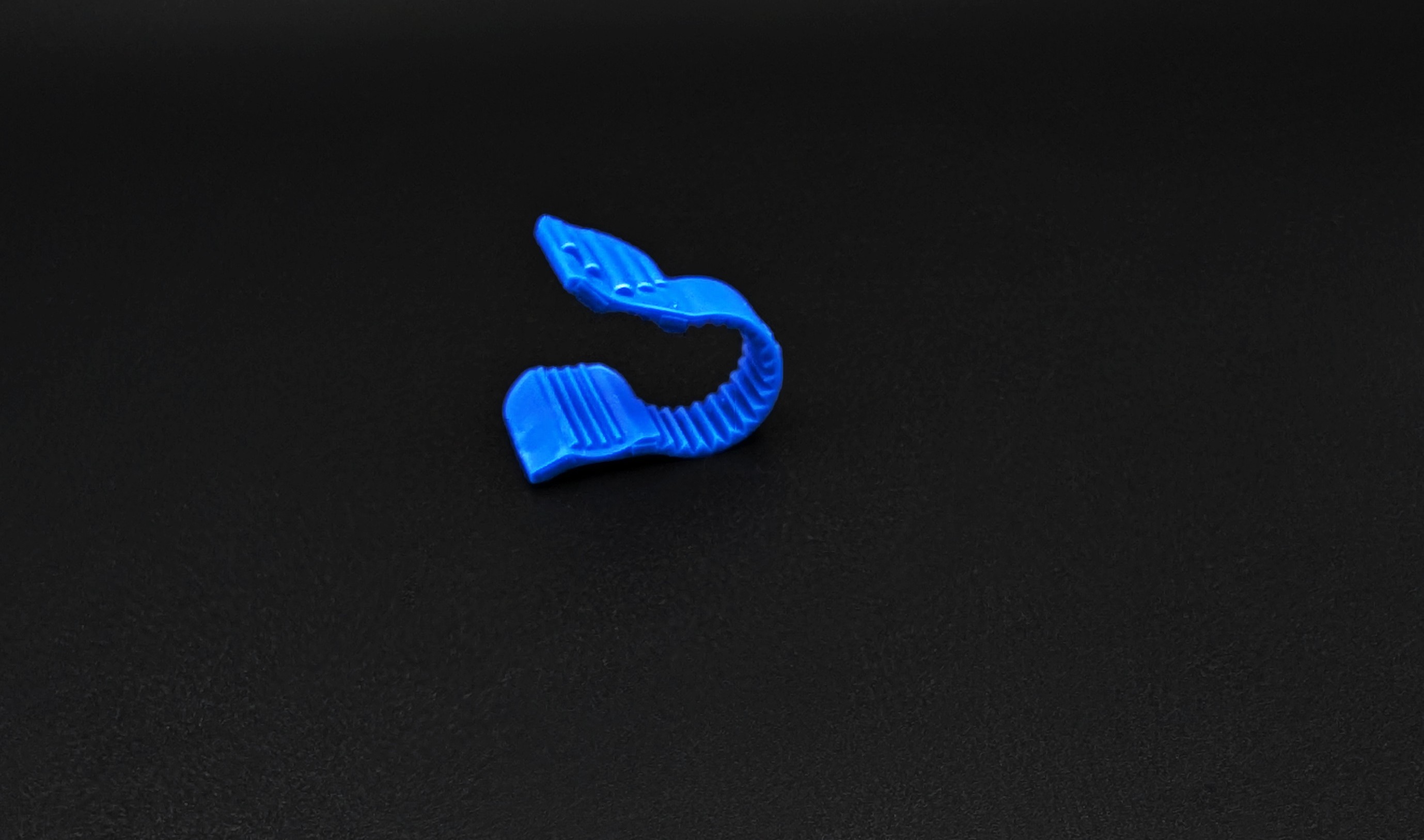 Unzipper for Luer-lock caps