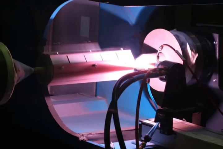 Bauteil im Plasma-Beschichtungsprozess