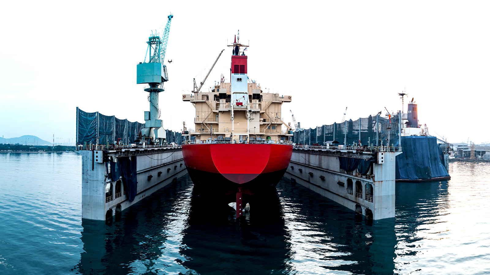 Marine-Service am Kai