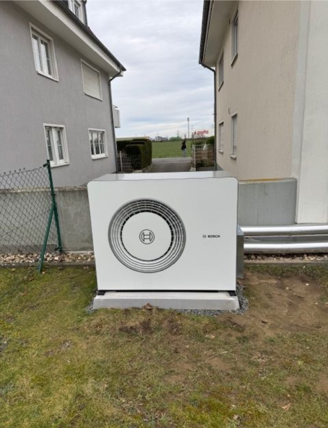Wärmepumpenanlage zwischen zwei Gebäuden