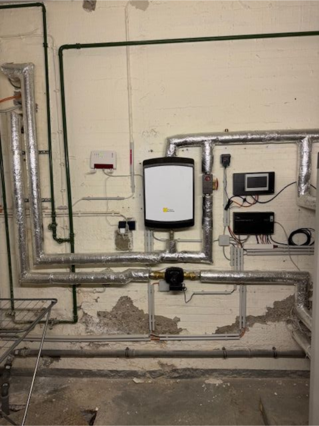 Heizungsraum mit Gaskessel und Rohrinstallation