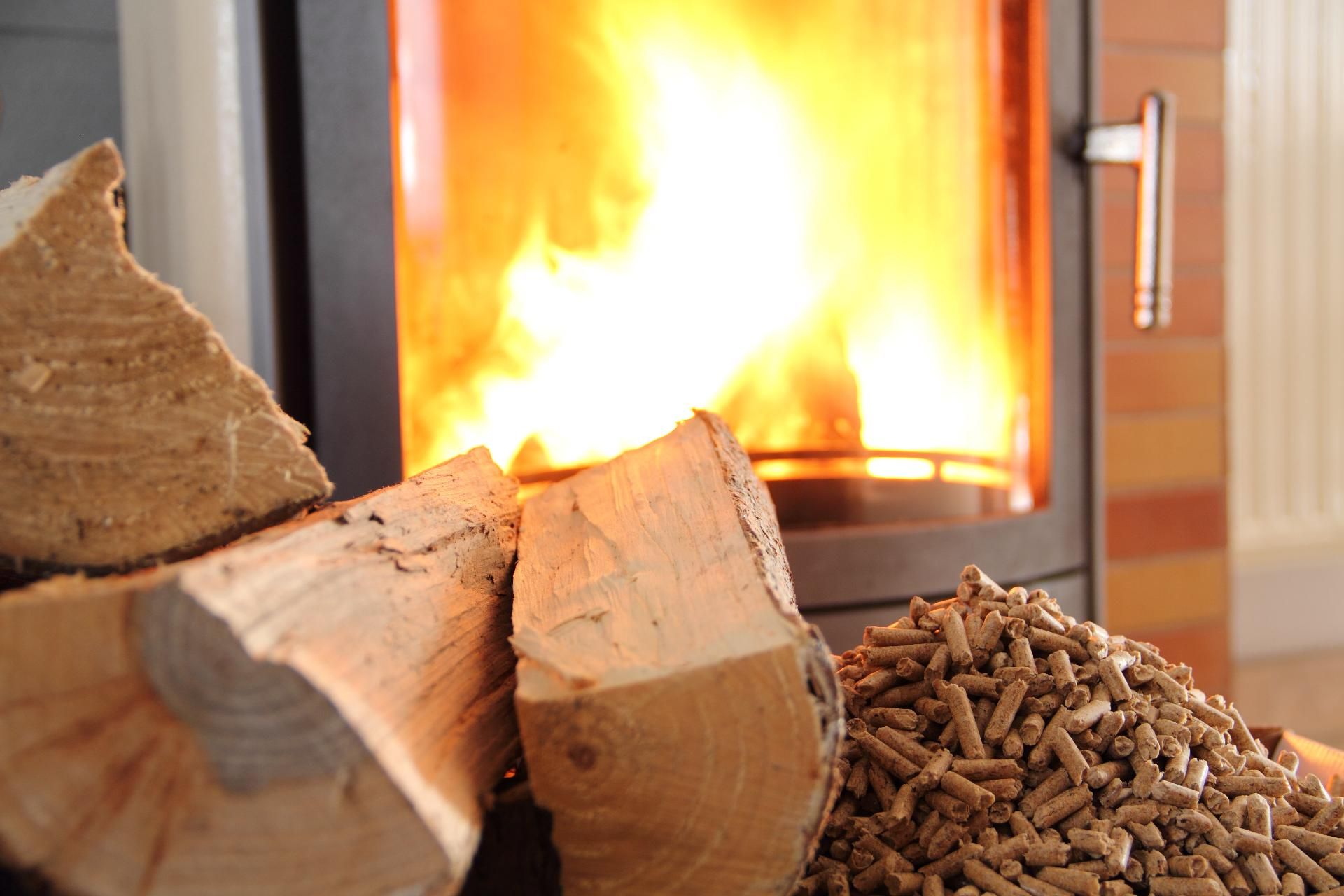 Pellets und Scheitholz als Brennstoffe