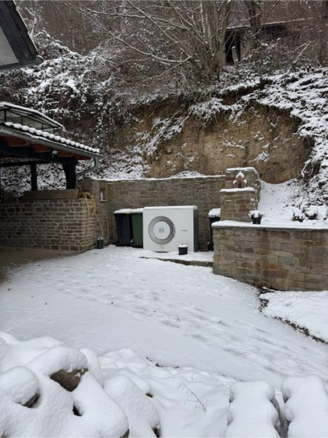 Außenklimaanlage in Hanglage im Winter