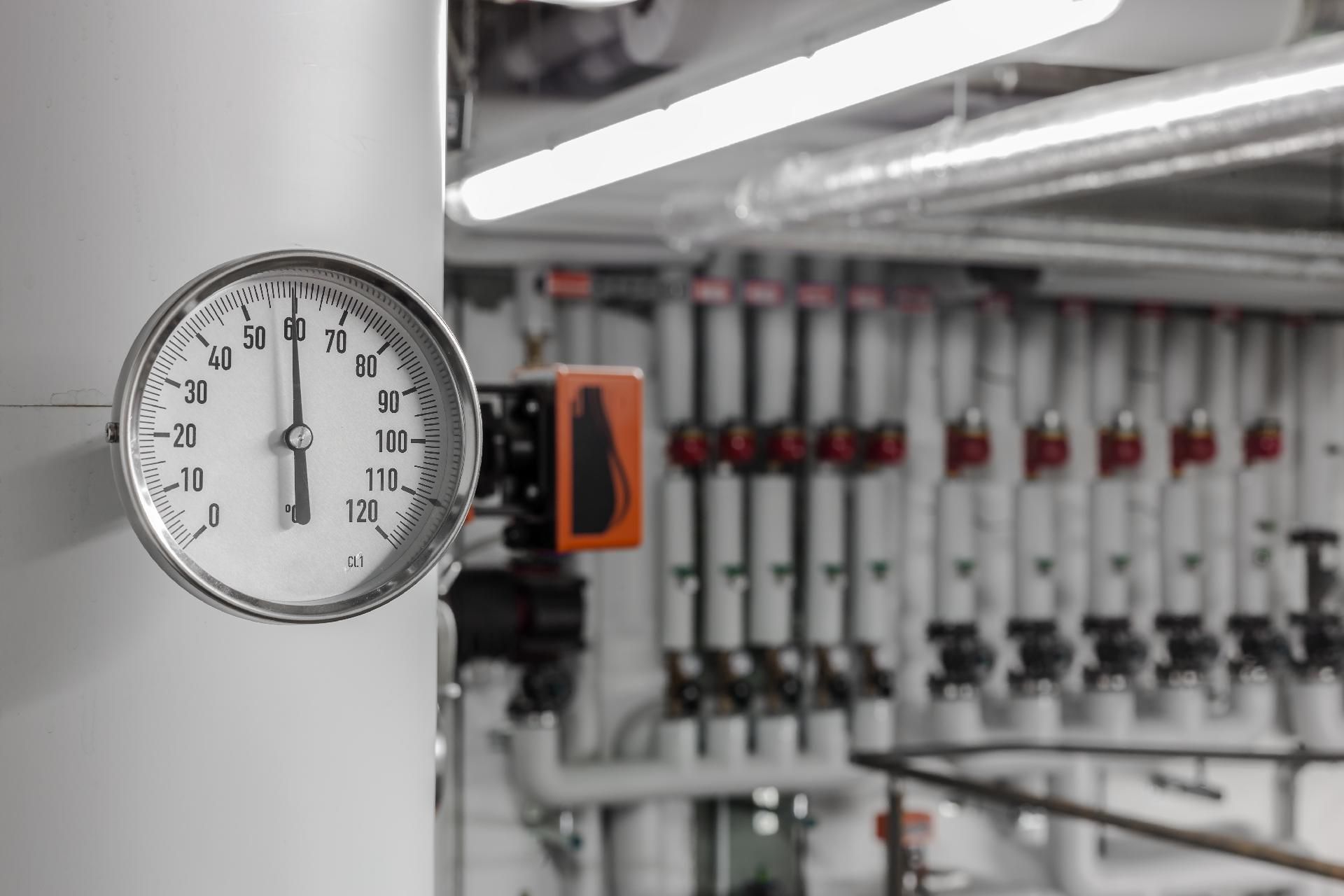 Rohrleitung mit Manometer in der Haustechnik
