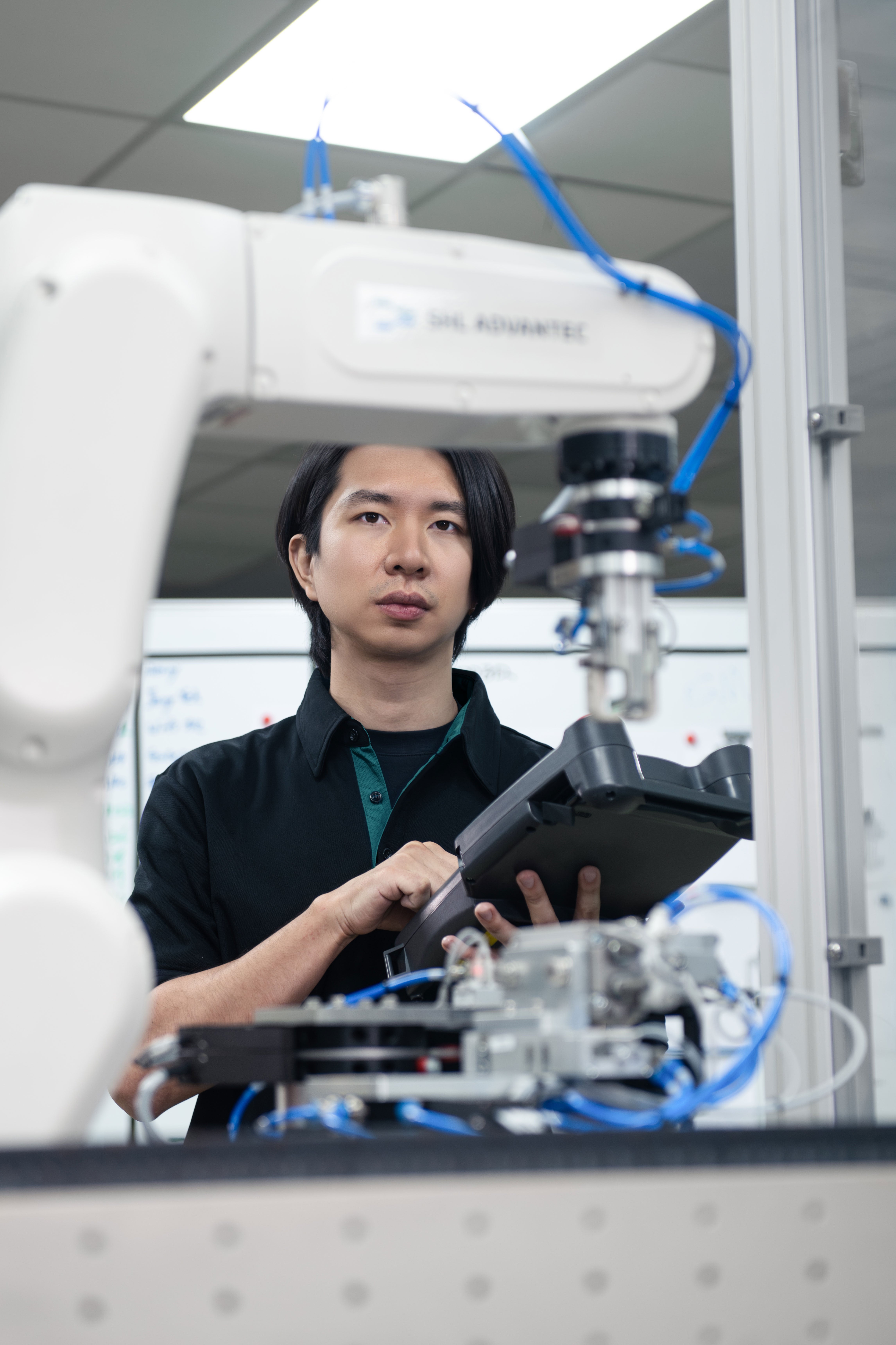 Roboterarm einer modularen Endmontageanlage für Autoinjectoren