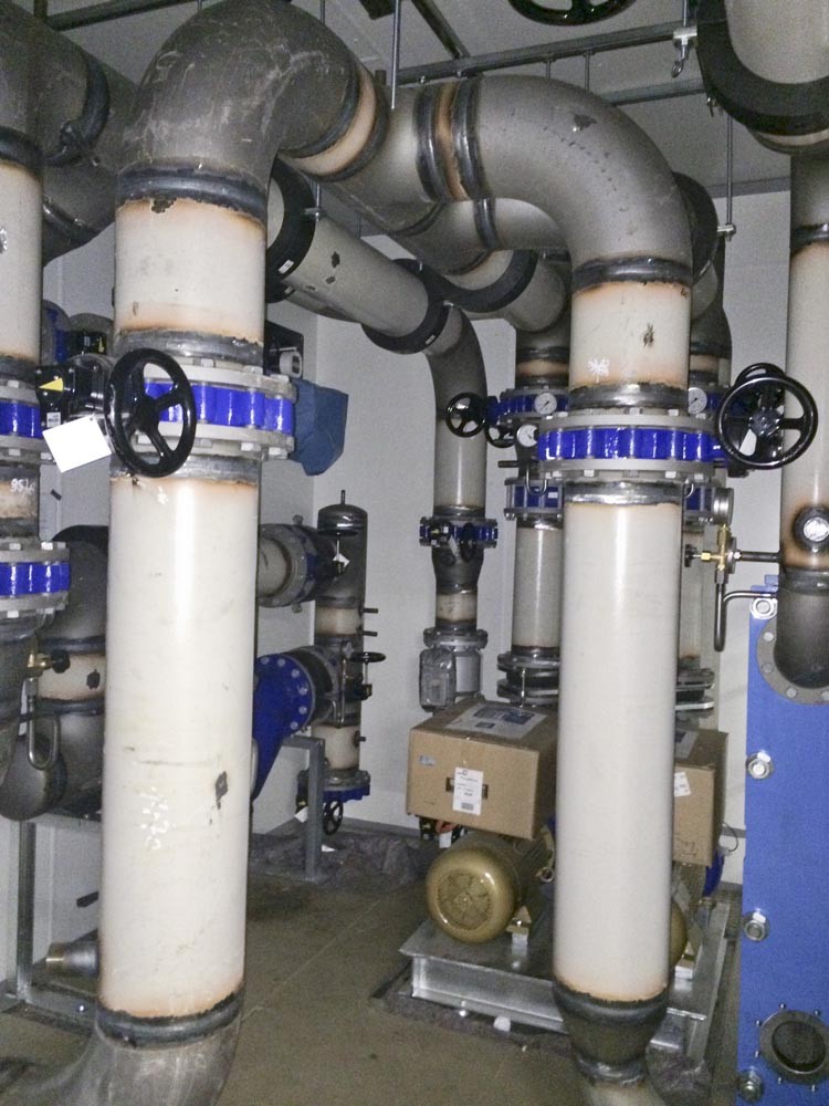 Kühlwasserleitungen vor der Isolierung