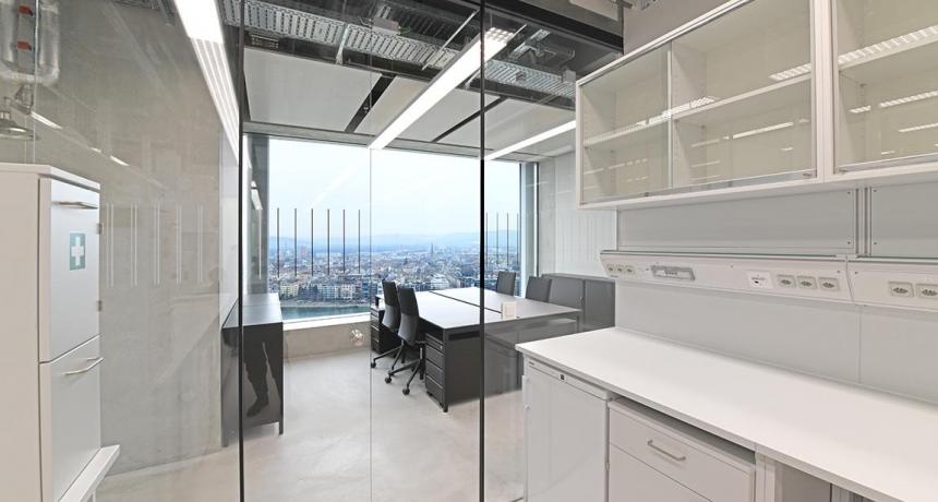 Laborzeile mit Meeting Space am Fenster