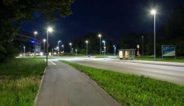 Beleuchtungsmaste am Kreisverkehr im Karlsruher Stadtteil Durlach