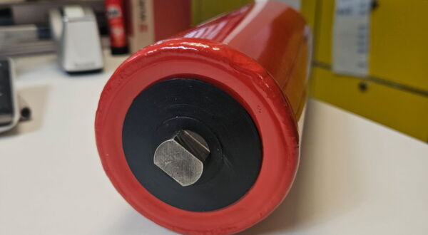 Dust sealing for conveyor belt rollers