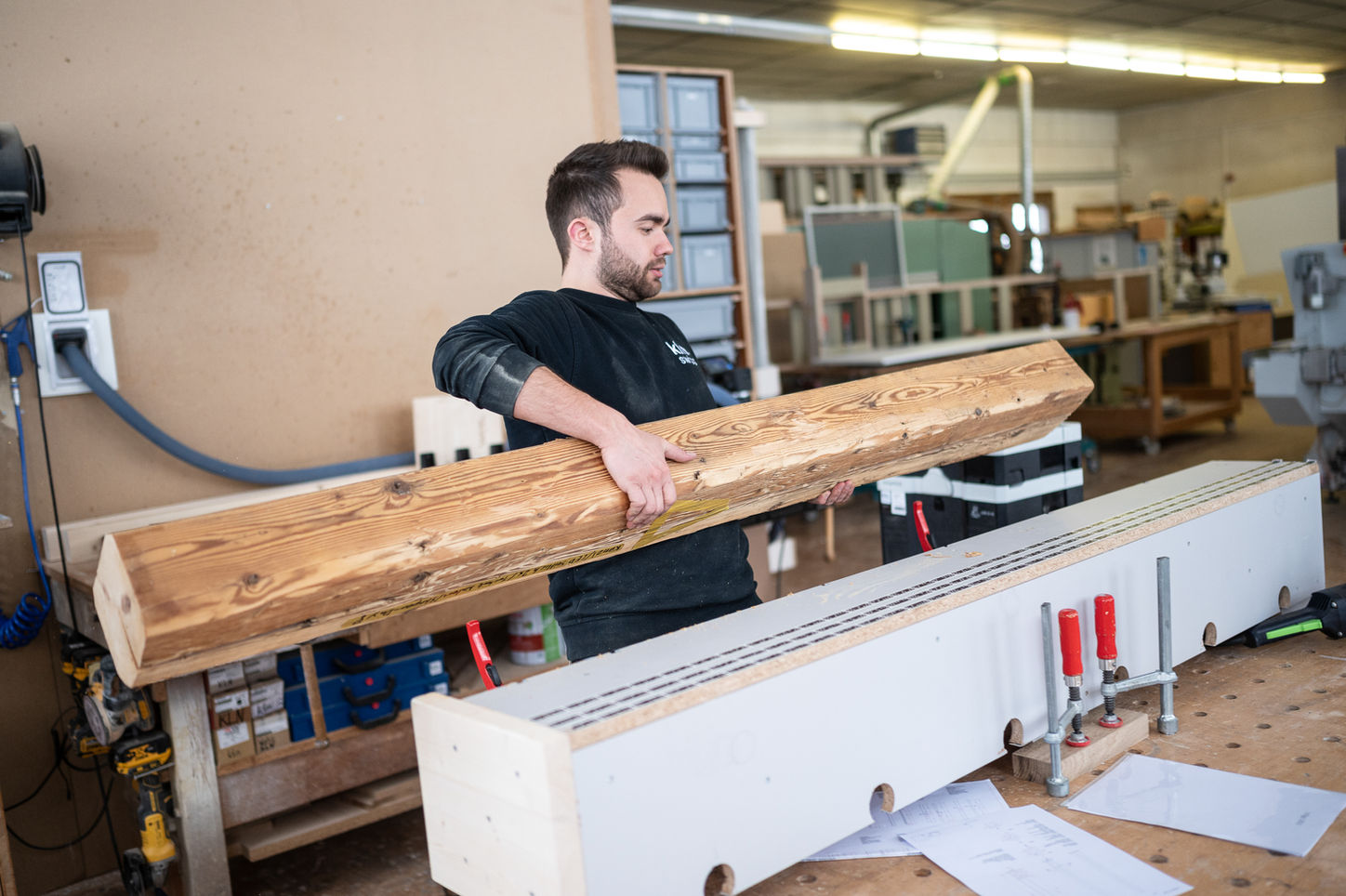 Produktion in der Schreinerei Kehrsatz