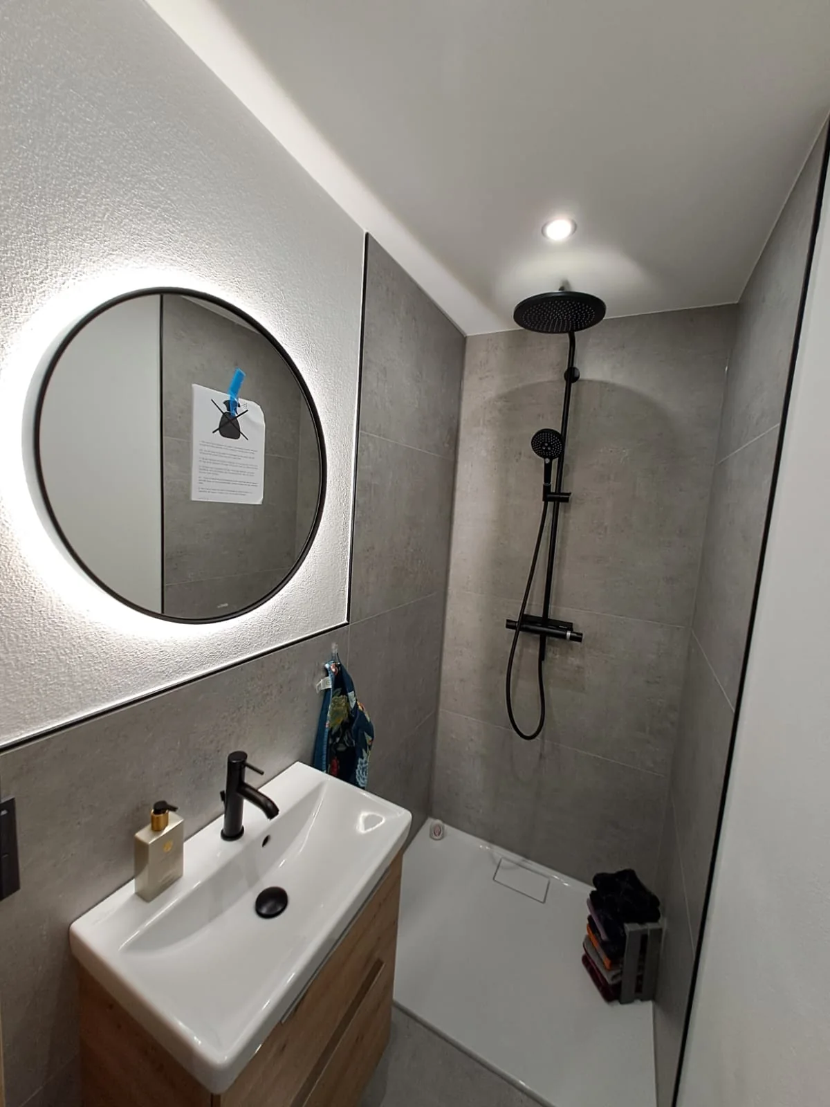 Modernisiertes Bad mit Dusche und schwarzer Armatur