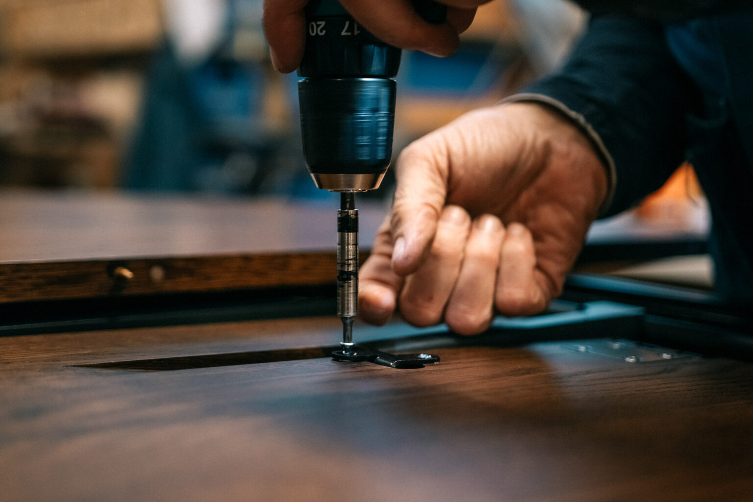 Adjusting an extension system on a table