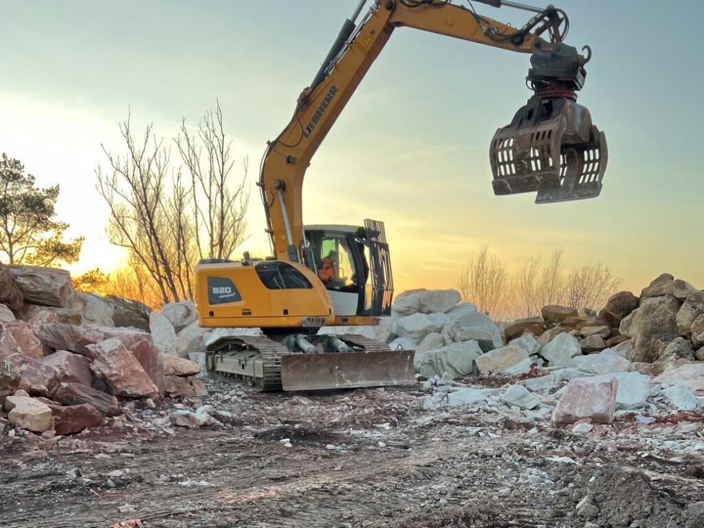 Liebherr 920 Compact im Bruchsteinlager mit Quarzit