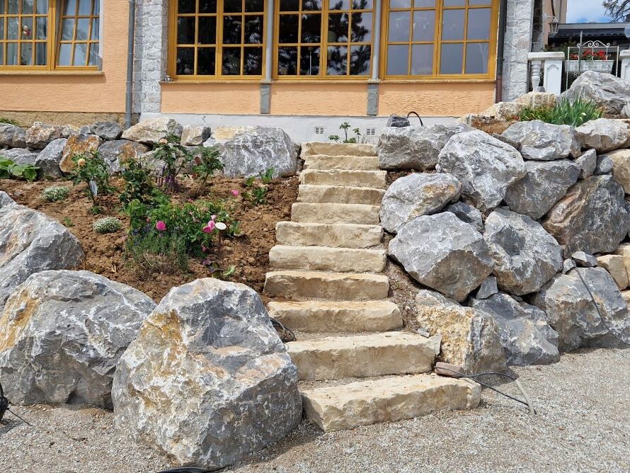 Gartentreppe aus Juramarmor-Quadersteinen mit Trockenmauer aus Kalkstein-Bruchsteinen