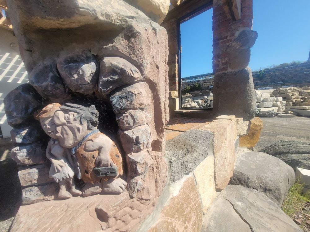 Sandsteinquader-Figur für rustikale Außenküche