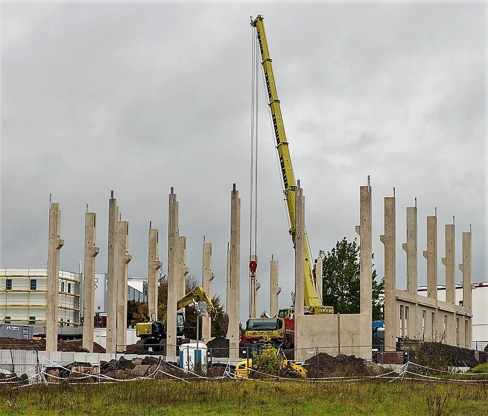 Baustellenprojekt überspannt mit Fertigteilen