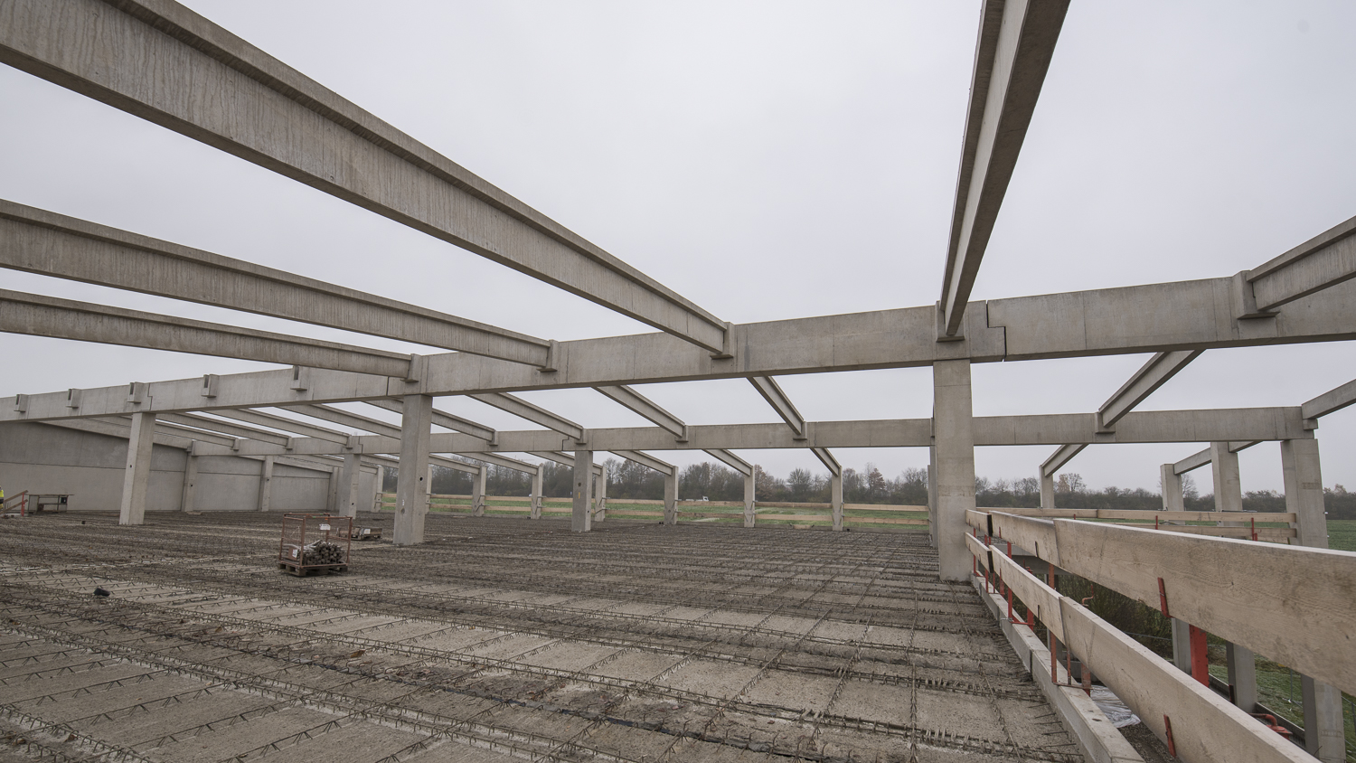 Hallenbau mit Fertigteilmontage