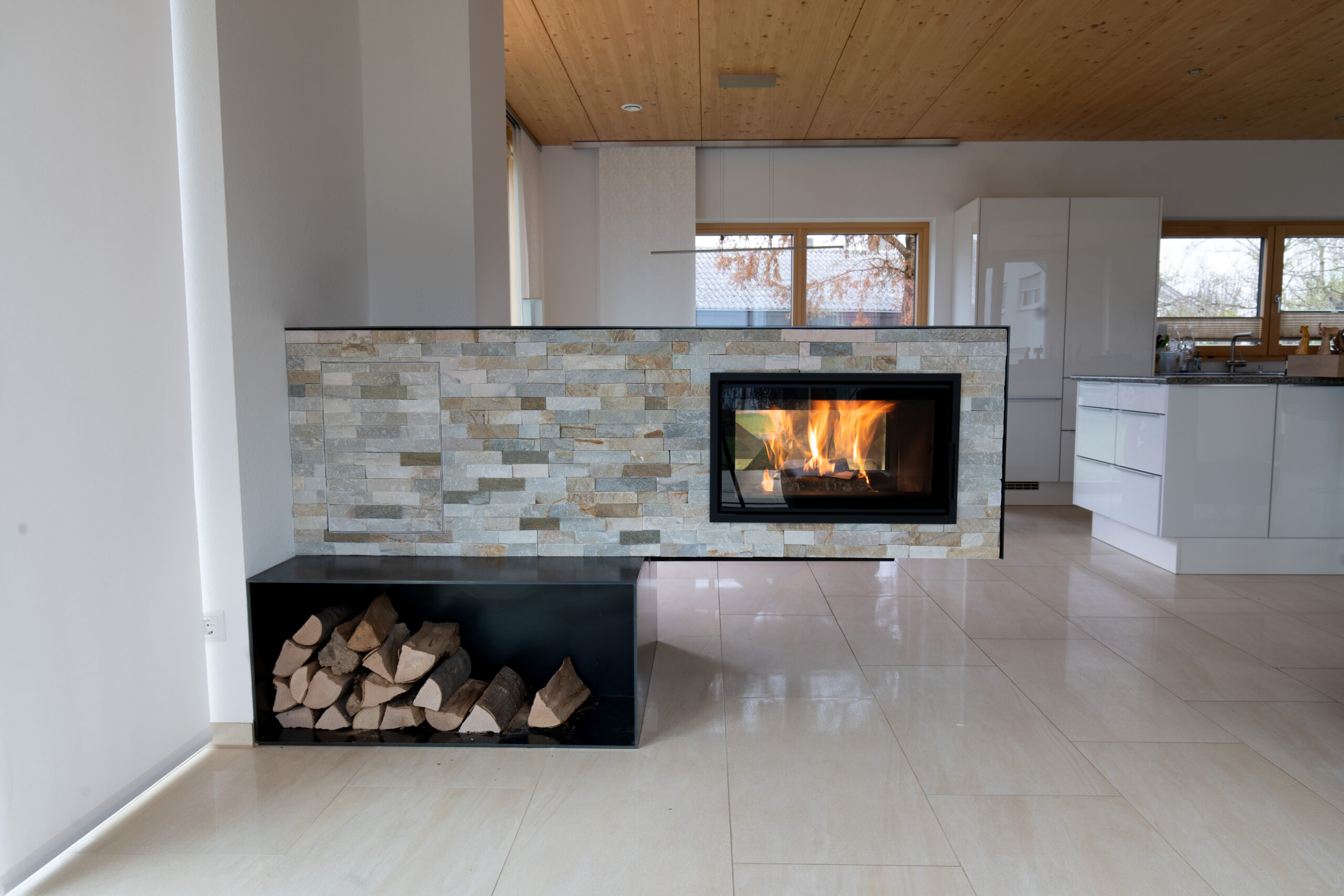 Kamin mit Steinriehmchen