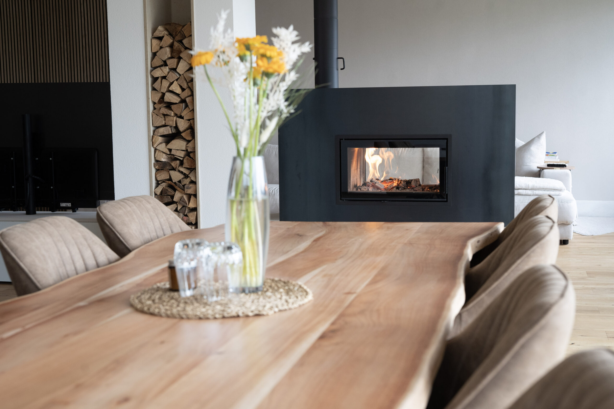 kiimoto flame, mittig im Raum