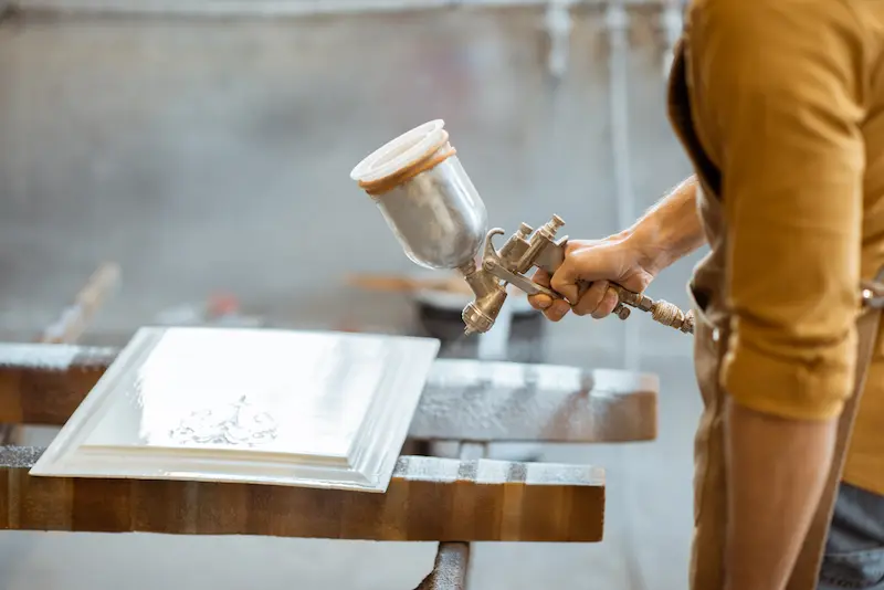 Beschichtung eines Holzprodukts mit der Spritzpistole