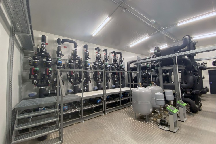 Technikraum mit Ladepumpen und Pufferspeichern