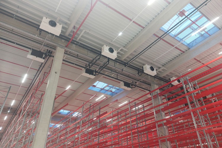 Gebläsekonvektoren an der Hallendecke eines Pharmalogistiklagers
