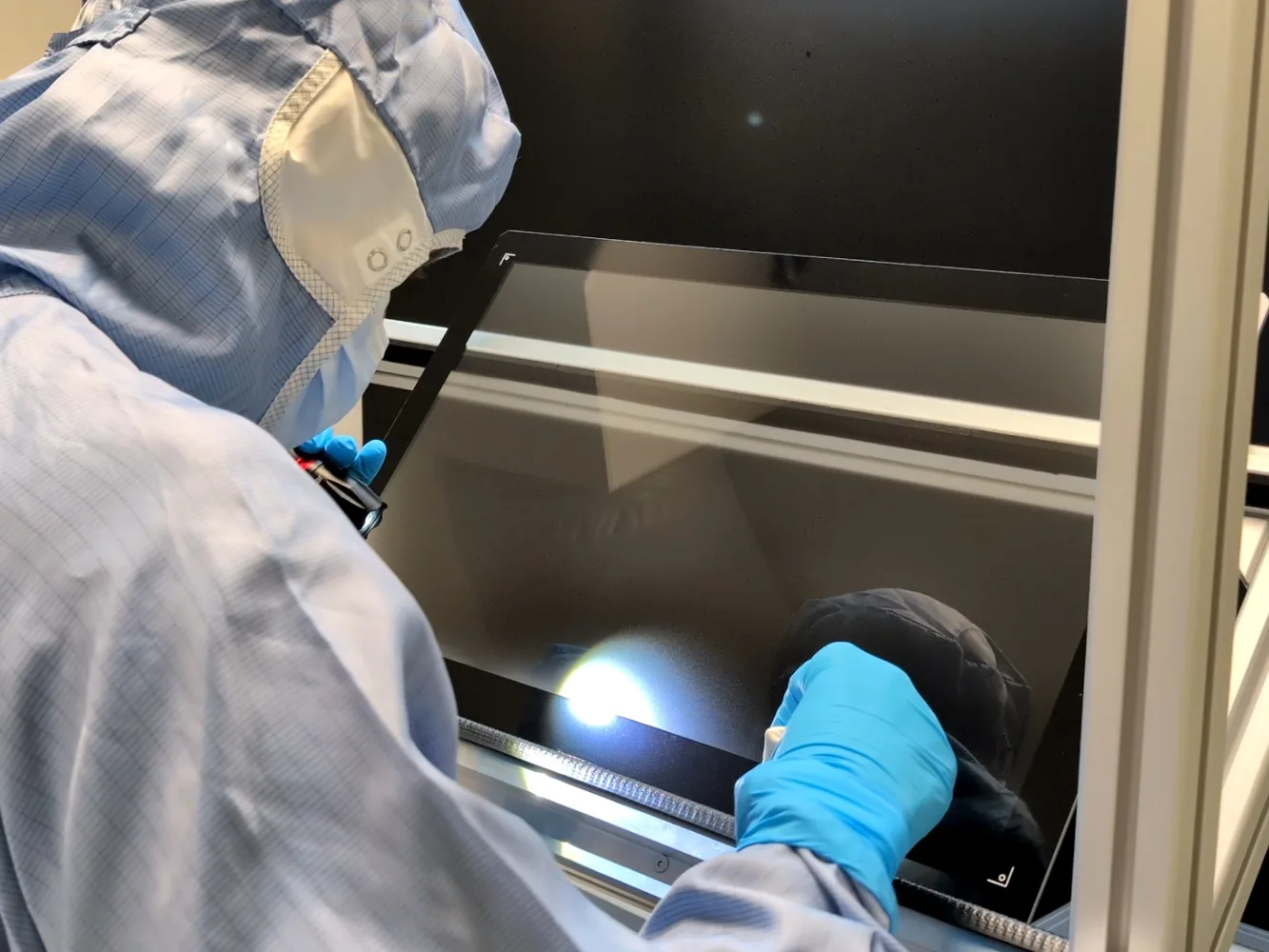 Touch-Lamination im Reinraum