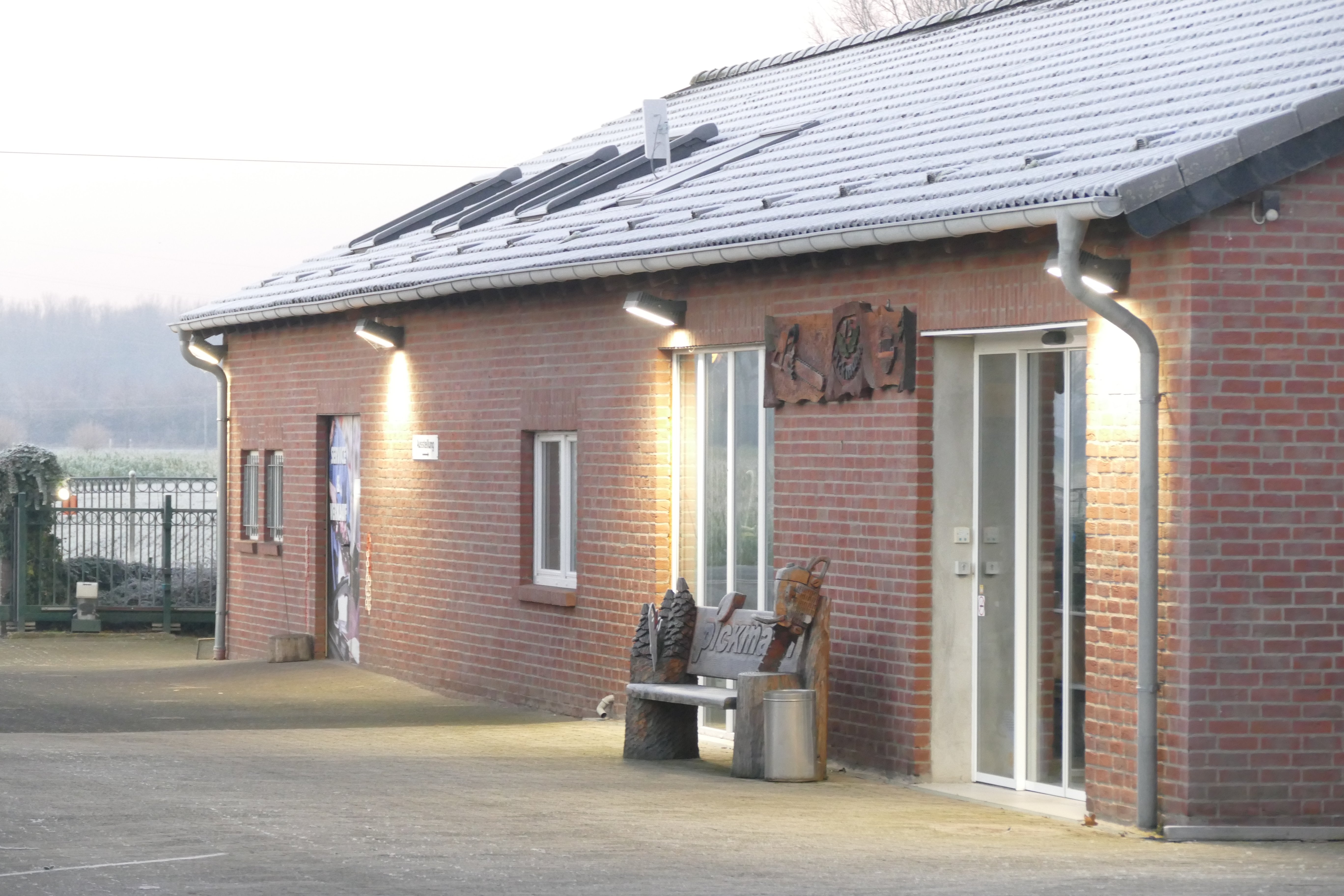 Fachwerkstatt und Verkaufsfläche