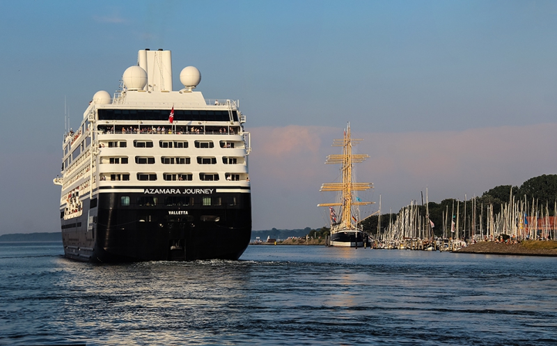 Azamara Journey beim Auslaufen in Travemünde