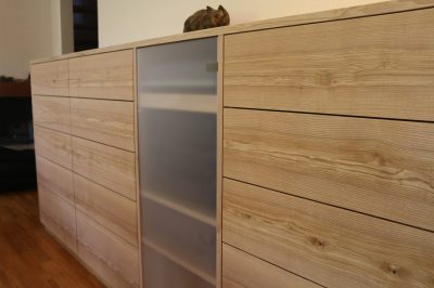 Sideboard aus Esche mit Braunkern