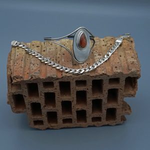 Armschmuck mit Edelsteinen