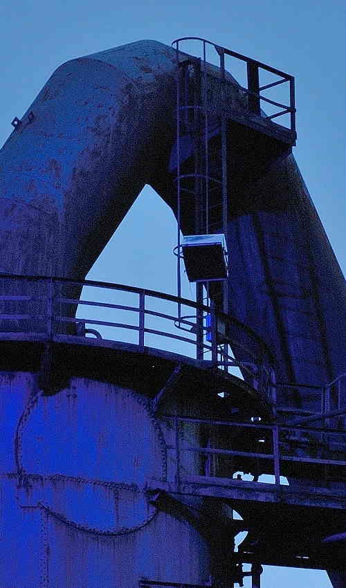 Blau beleuchtete Industrieanlage bei Nacht