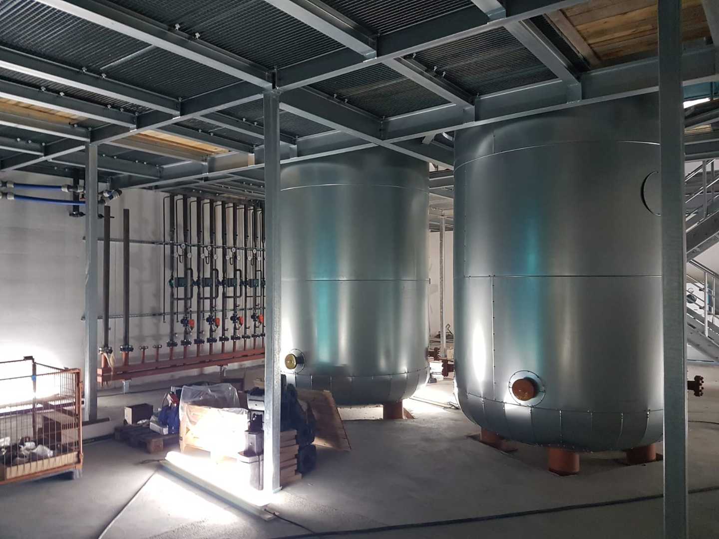 Gewerbliche Heizzentrale mit großvolumigen Pufferspeichern