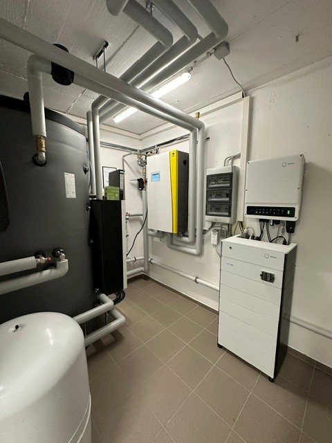 iDM Wärmepumpe mit Kühlspeicher im Altbau im Raum Deggendorf