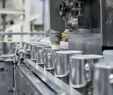 Produktionsanlage bei der vollautomatischen Dosenabfüllung