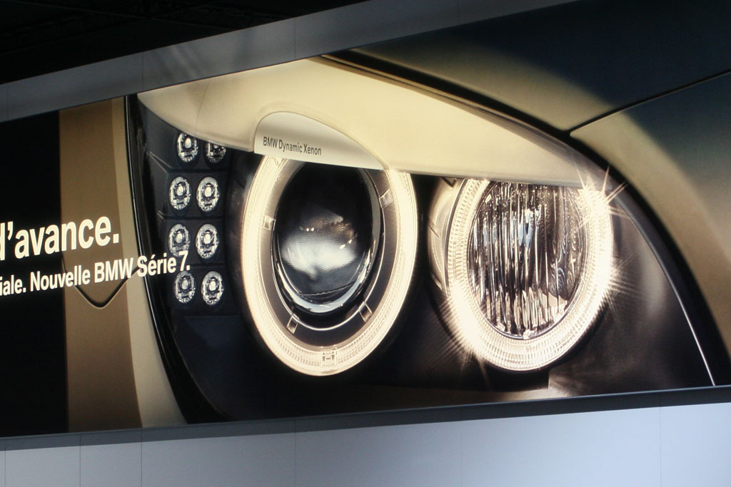 Gebogene Spanntuchelemente Messestand BMW