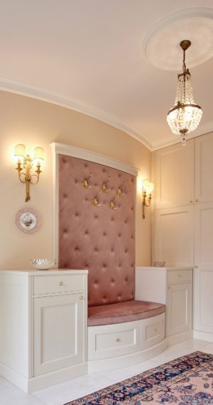 Geschweifte Garderobe Louis XV in Linz