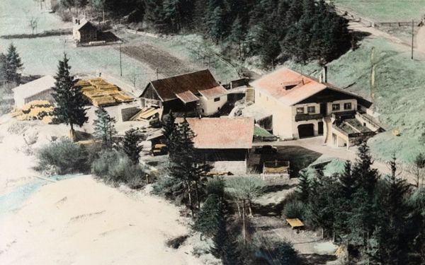 Historische Luftaufnahme des Betriebs