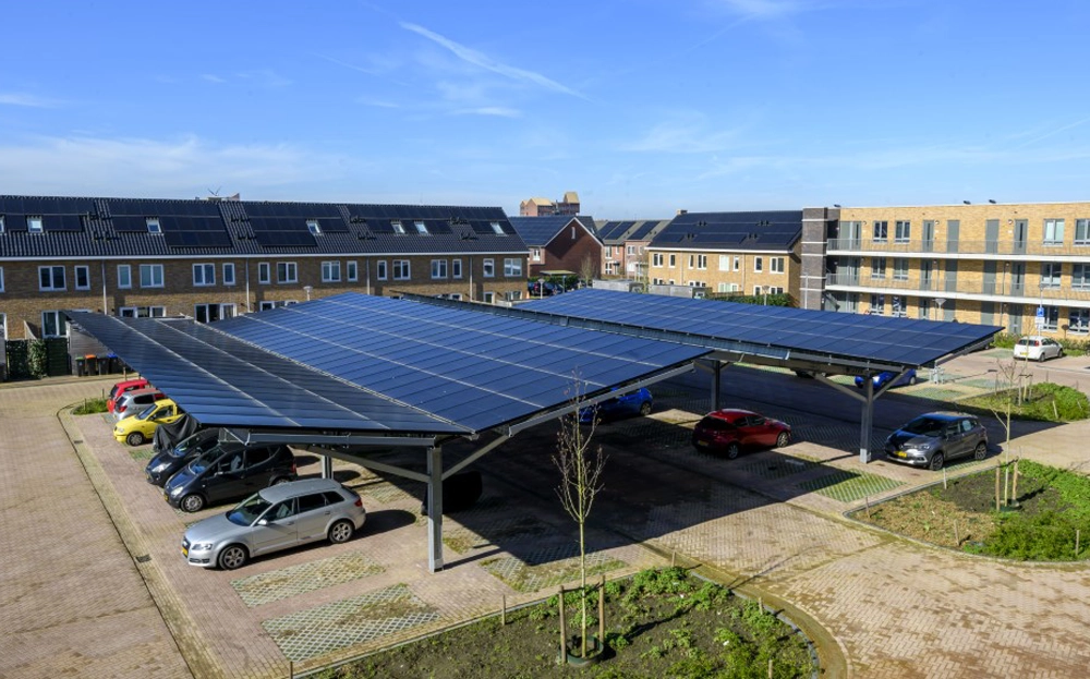 Überdachter Stellplatz mit Solarmodulen