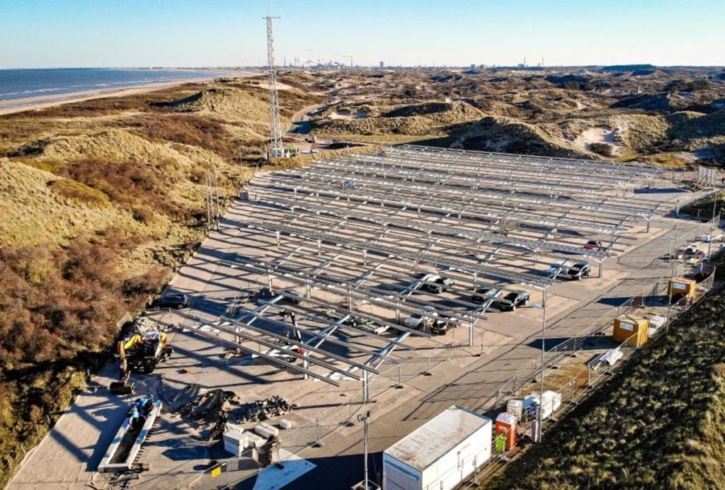 Vordach mit Solarmodulen