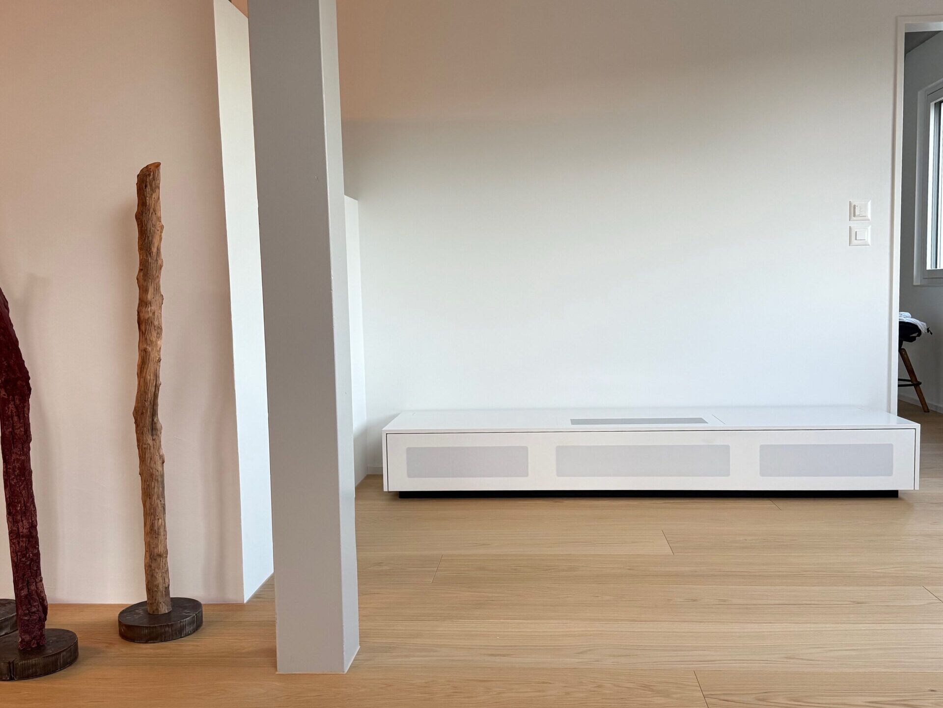 Lowboard mit integrierter motorisierter Leinwand