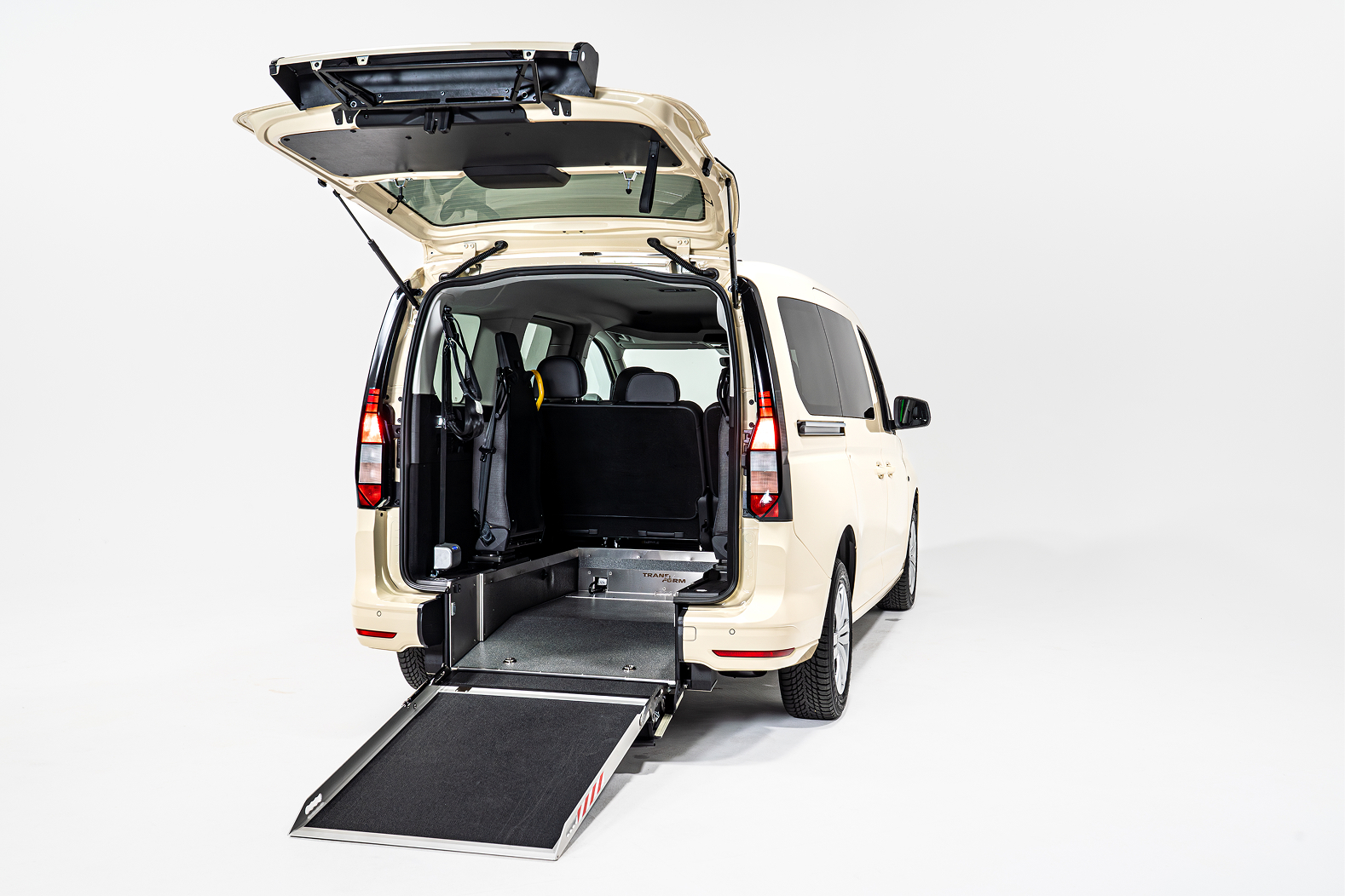 Rollstuhlgerecht umgebauter Transporter mit Heckrampe