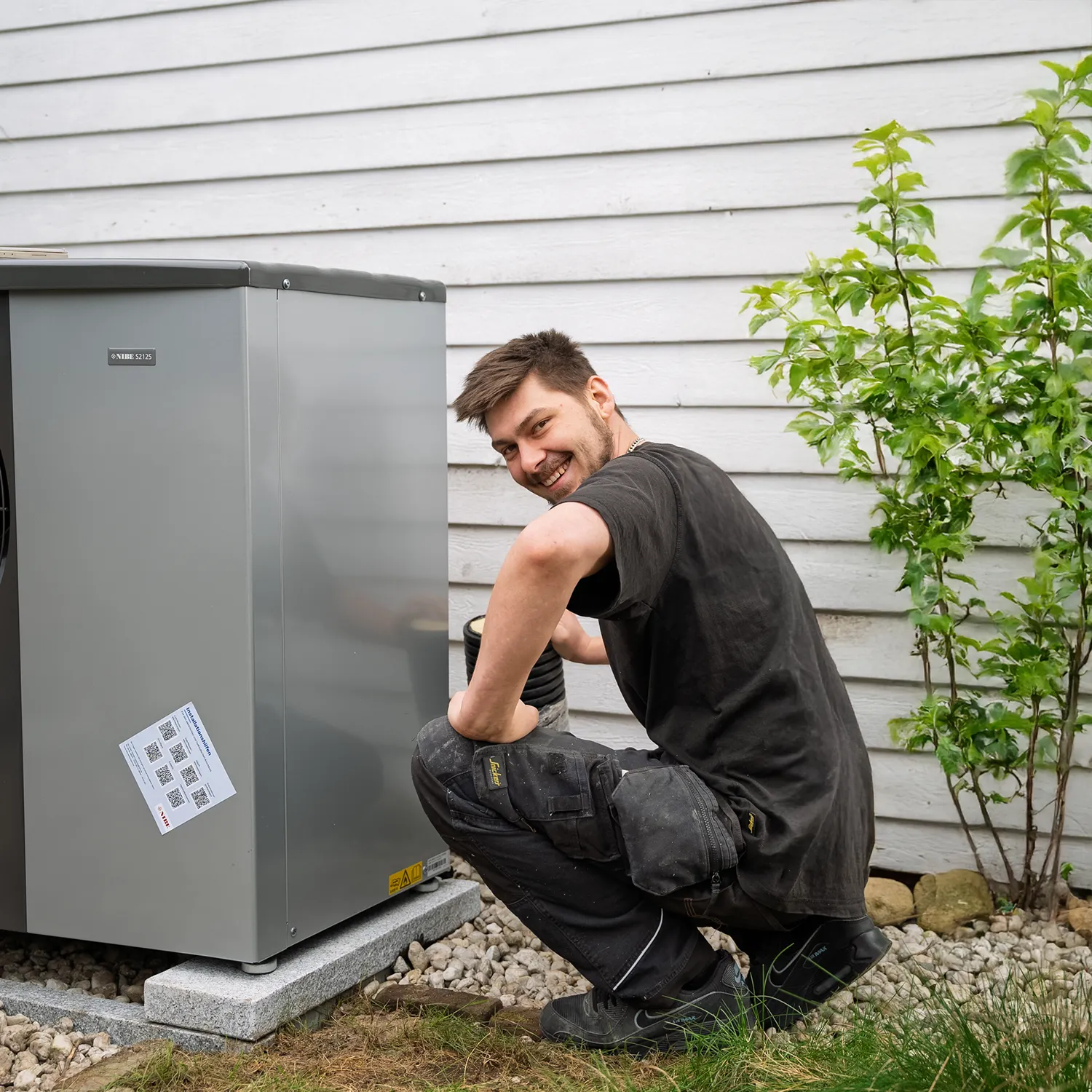 Installation einer Wärmepumpe vor Einfamilienhaus