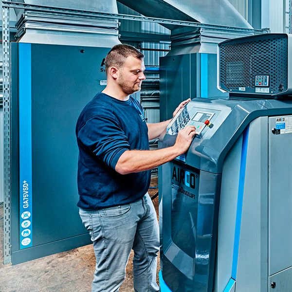 Laserbediener an der Laserschneidanlage