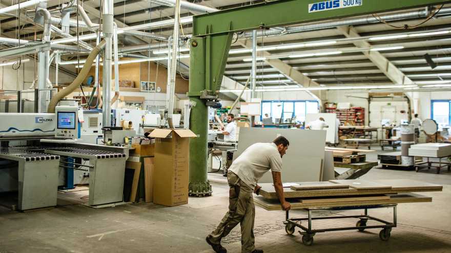 Mitarbeiter in der Produktionshalle