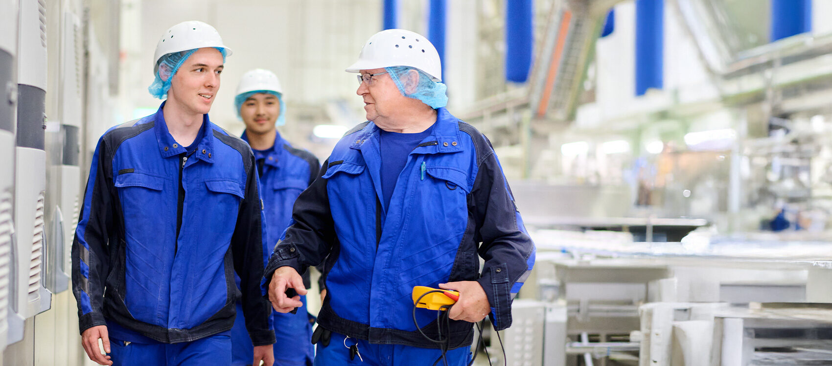 Mitarbeitende in der Produktionshalle